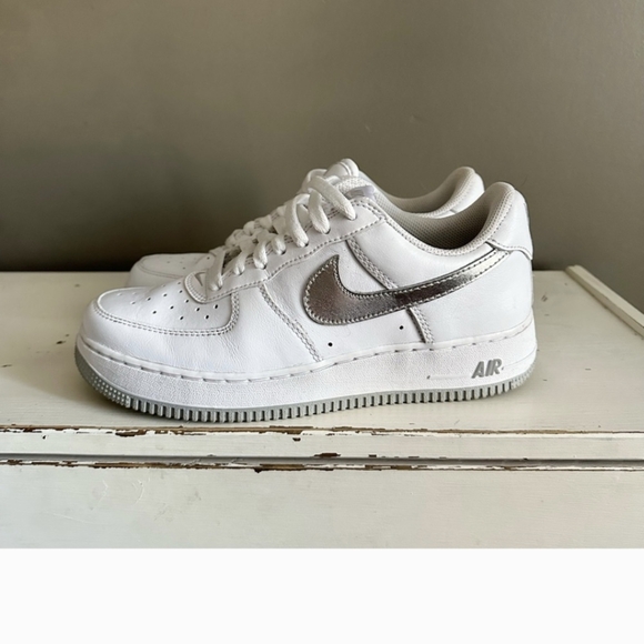 Nike Air Force 1, White Leather With Silver Accents, Men’s Size 7, Women’s 9 - Picture 4 of 9